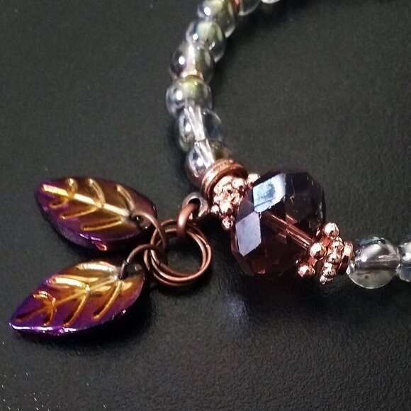 🍂🍁🍃 3/$25!!!  Shimmering Beaded Stretch Bracelet w. Leaf Charms - Picture 1 of 8